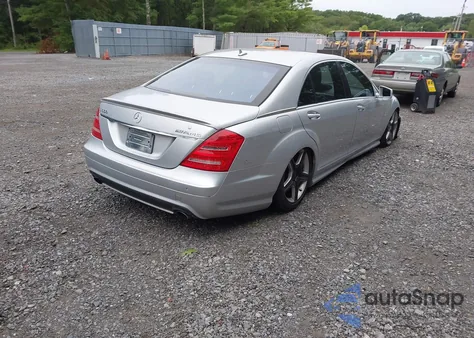 2009 Mercedes-Benz S 550 z USA, uszkodzony, nr VIN WDDNG71X49A242731